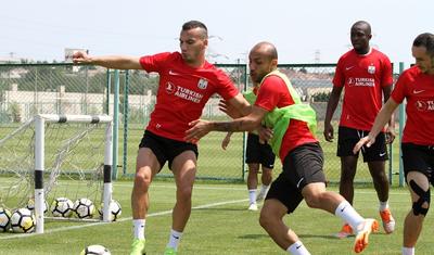 Bəlkə "Neftçi"nin bu oyunçusu Nazpərinin klipinə çəkilsin? - FOTOLAR