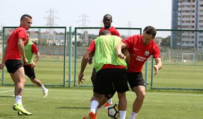Bəlkə "Neftçi"nin bu oyunçusu Nazpərinin klipinə çəkilsin? - FOTOLAR