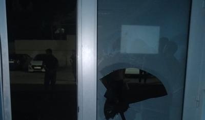 "Zirə" uduzdu, əsəbi azarkeş qapının şüşəsini qırdı - FOTOLAR