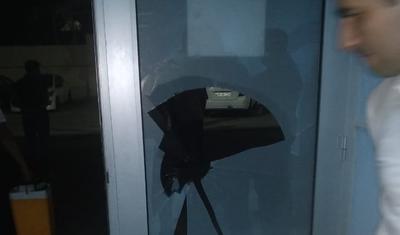 "Zirə" uduzdu, əsəbi azarkeş qapının şüşəsini qırdı - FOTOLAR