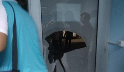 "Zirə" uduzdu, əsəbi azarkeş qapının şüşəsini qırdı - FOTOLAR