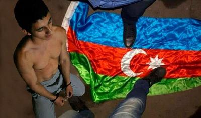 Azərbaycan bayrağını təhqir edən erməni idmançını diz çökdürdülər – FOTO