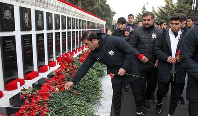 “Neftçi” Bakıda Şəhidlər Xiyabanını ziyarət etdi - FOTOLAR
