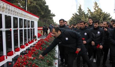 “Neftçi” Bakıda Şəhidlər Xiyabanını ziyarət etdi - FOTOLAR