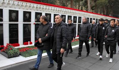 “Neftçi” Bakıda Şəhidlər Xiyabanını ziyarət etdi - FOTOLAR