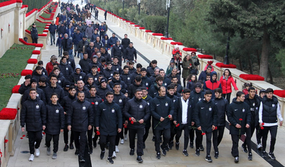 “Neftçi” Bakıda Şəhidlər Xiyabanını ziyarət etdi - FOTOLAR