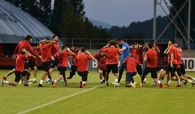 "Qəbələ"nin baş məşqçisi futbol oynadı - FOTOREPORTAJ