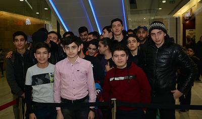 FOTOLAR - Bakıya gələn məşhur futbolçular avtoqraf payladı