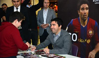 FOTOLAR - Bakıya gələn məşhur futbolçular avtoqraf payladı