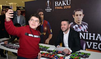 FOTOLAR - Bakıya gələn məşhur futbolçular avtoqraf payladı