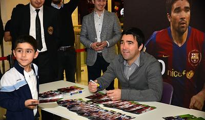 FOTOLAR - Bakıya gələn məşhur futbolçular avtoqraf payladı
