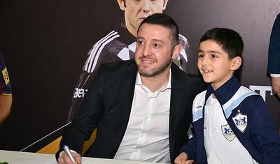 FOTOLAR - Bakıya gələn məşhur futbolçular avtoqraf payladı