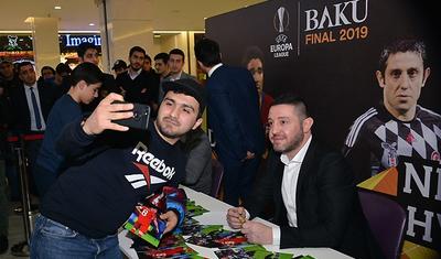 FOTOLAR - Bakıya gələn məşhur futbolçular avtoqraf payladı