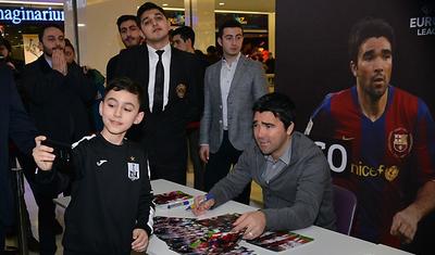 FOTOLAR - Bakıya gələn məşhur futbolçular avtoqraf payladı