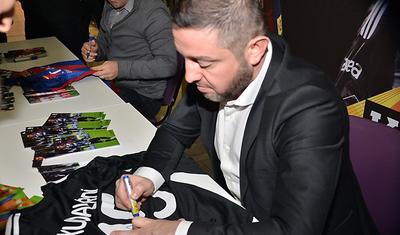 FOTOLAR - Bakıya gələn məşhur futbolçular avtoqraf payladı