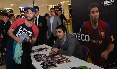 FOTOLAR - Bakıya gələn məşhur futbolçular avtoqraf payladı