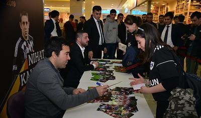 FOTOLAR - Bakıya gələn məşhur futbolçular avtoqraf payladı