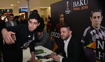 FOTOLAR - Bakıya gələn məşhur futbolçular avtoqraf payladı