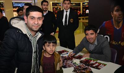 FOTOLAR - Bakıya gələn məşhur futbolçular avtoqraf payladı