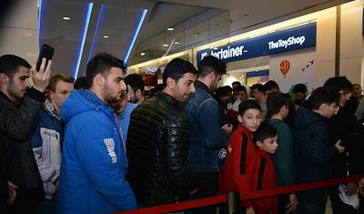 FOTOLAR - Bakıya gələn məşhur futbolçular avtoqraf payladı
