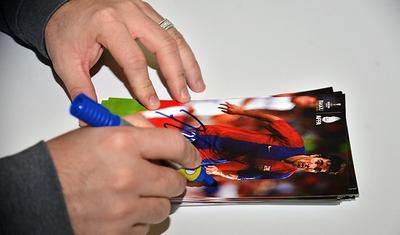 FOTOLAR - Bakıya gələn məşhur futbolçular avtoqraf payladı