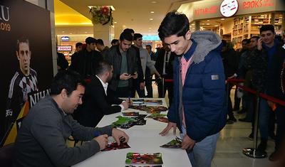 FOTOLAR - Bakıya gələn məşhur futbolçular avtoqraf payladı