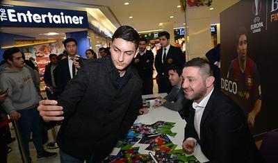 FOTOLAR - Bakıya gələn məşhur futbolçular avtoqraf payladı