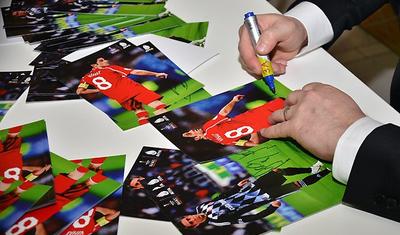 FOTOLAR - Bakıya gələn məşhur futbolçular avtoqraf payladı