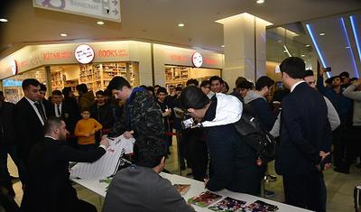 FOTOLAR - Bakıya gələn məşhur futbolçular avtoqraf payladı