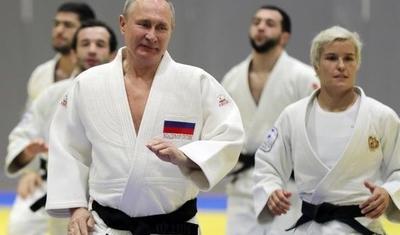 Putini nakauta salan qadın kimdi? - FOTOLAR