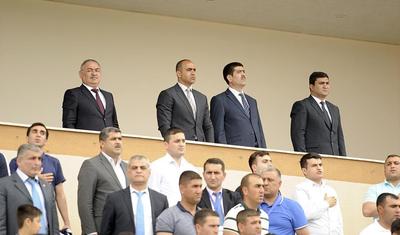 Azərbaycanlı məşqçi uşağı pencəyinin altında yağışdan qorudu - FOTOLAR