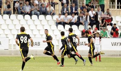 Azərbaycanlı məşqçi uşağı pencəyinin altında yağışdan qorudu - FOTOLAR
