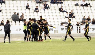 Azərbaycanlı məşqçi uşağı pencəyinin altında yağışdan qorudu - FOTOLAR