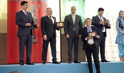 Azərbaycanlı məşqçi uşağı pencəyinin altında yağışdan qorudu - FOTOLAR