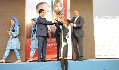 Azərbaycanlı məşqçi uşağı pencəyinin altında yağışdan qorudu - FOTOLAR