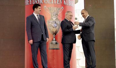 Azərbaycanlı məşqçi uşağı pencəyinin altında yağışdan qorudu - FOTOLAR