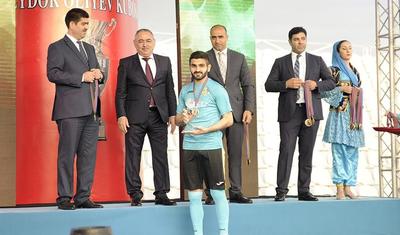 Azərbaycanlı məşqçi uşağı pencəyinin altında yağışdan qorudu - FOTOLAR