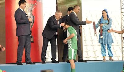 Azərbaycanlı məşqçi uşağı pencəyinin altında yağışdan qorudu - FOTOLAR