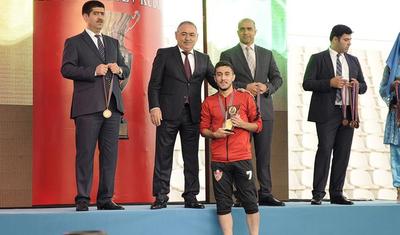Azərbaycanlı məşqçi uşağı pencəyinin altında yağışdan qorudu - FOTOLAR
