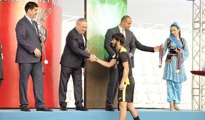 Azərbaycanlı məşqçi uşağı pencəyinin altında yağışdan qorudu - FOTOLAR