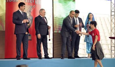 Azərbaycanlı məşqçi uşağı pencəyinin altında yağışdan qorudu - FOTOLAR