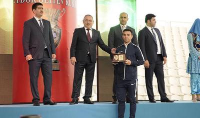 Azərbaycanlı məşqçi uşağı pencəyinin altında yağışdan qorudu - FOTOLAR