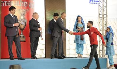 Azərbaycanlı məşqçi uşağı pencəyinin altında yağışdan qorudu - FOTOLAR