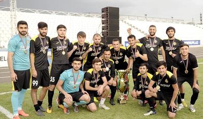 Azərbaycanlı məşqçi uşağı pencəyinin altında yağışdan qorudu - FOTOLAR