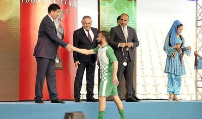 Azərbaycanlı məşqçi uşağı pencəyinin altında yağışdan qorudu - FOTOLAR