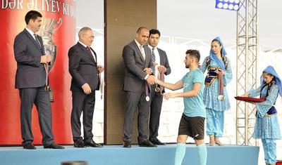 Azərbaycanlı məşqçi uşağı pencəyinin altında yağışdan qorudu - FOTOLAR