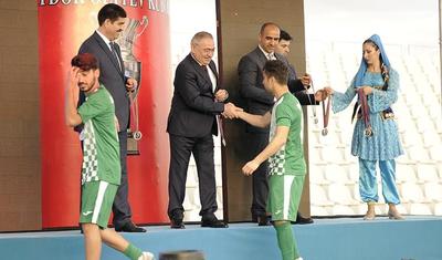 Azərbaycanlı məşqçi uşağı pencəyinin altında yağışdan qorudu - FOTOLAR