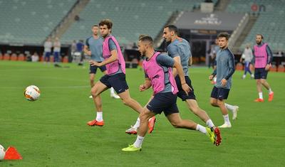 İngiltərə klubunun futbolçuları Bakıda bir-birini "qırdı" - FOTOLAR