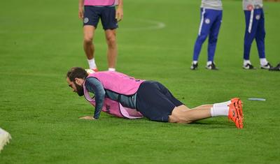 İngiltərə klubunun futbolçuları Bakıda bir-birini "qırdı" - FOTOLAR