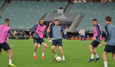 İngiltərə klubunun futbolçuları Bakıda bir-birini "qırdı" - FOTOLAR